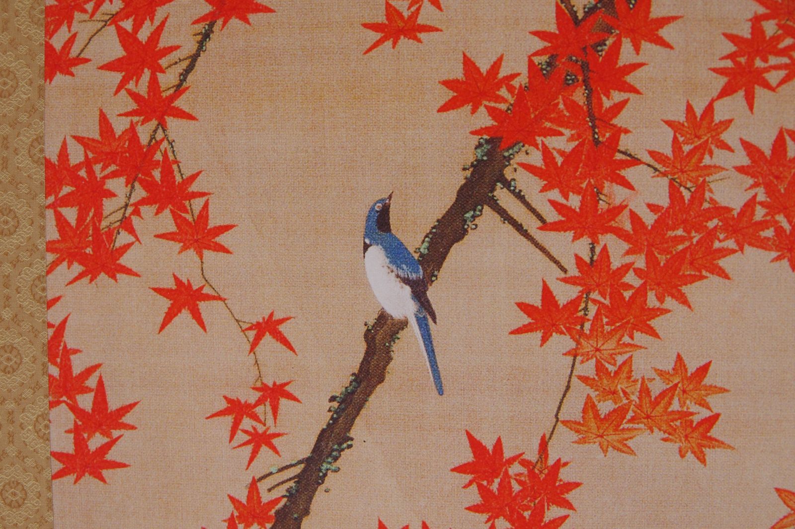 印刷 複製 工芸 掛軸 【 伊藤若冲 紅葉小禽図 】 絹本 紙箱 鮮やかな