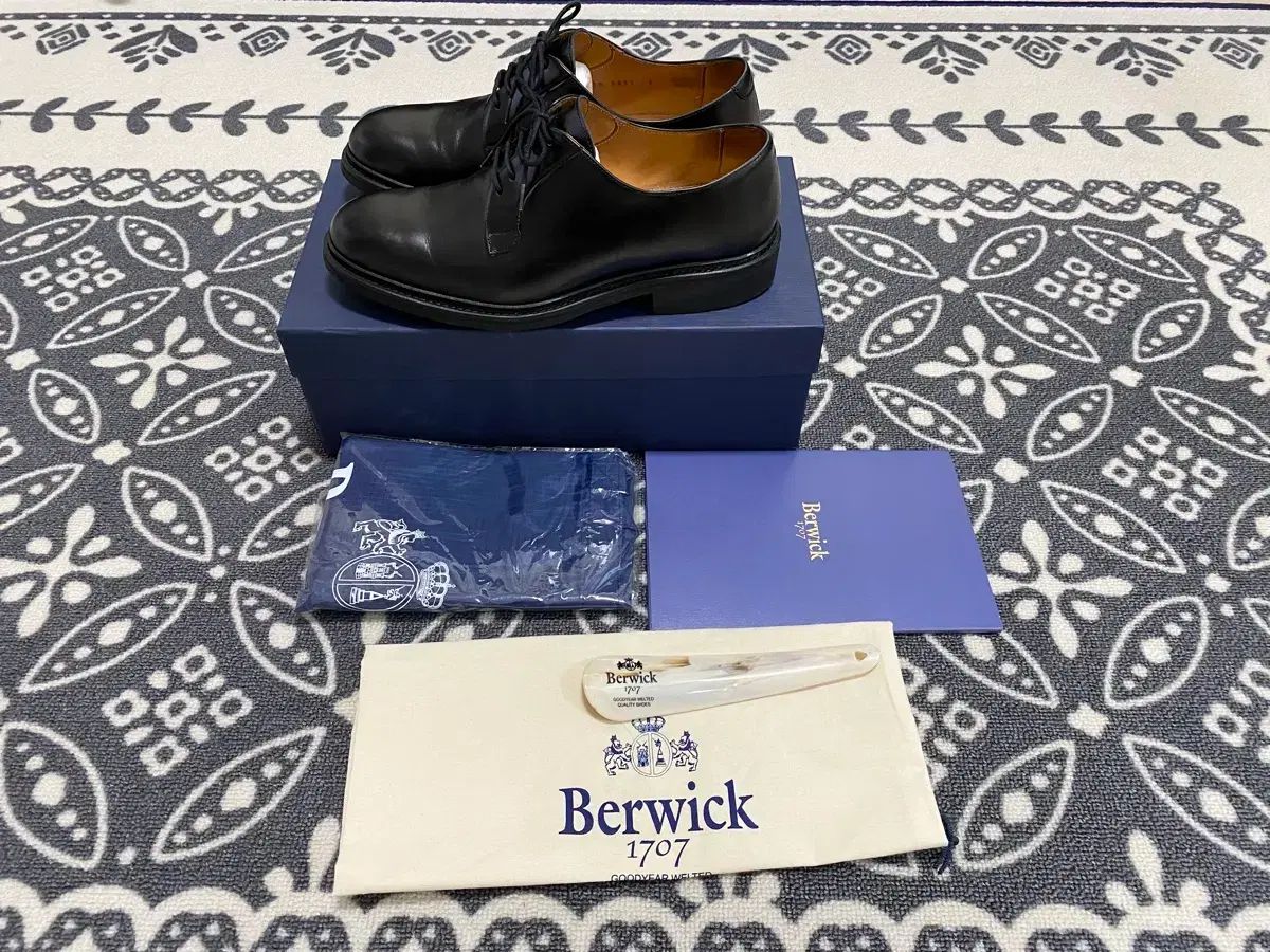 260)Berwick(バーウィック) 5341 ロイス ブラック
