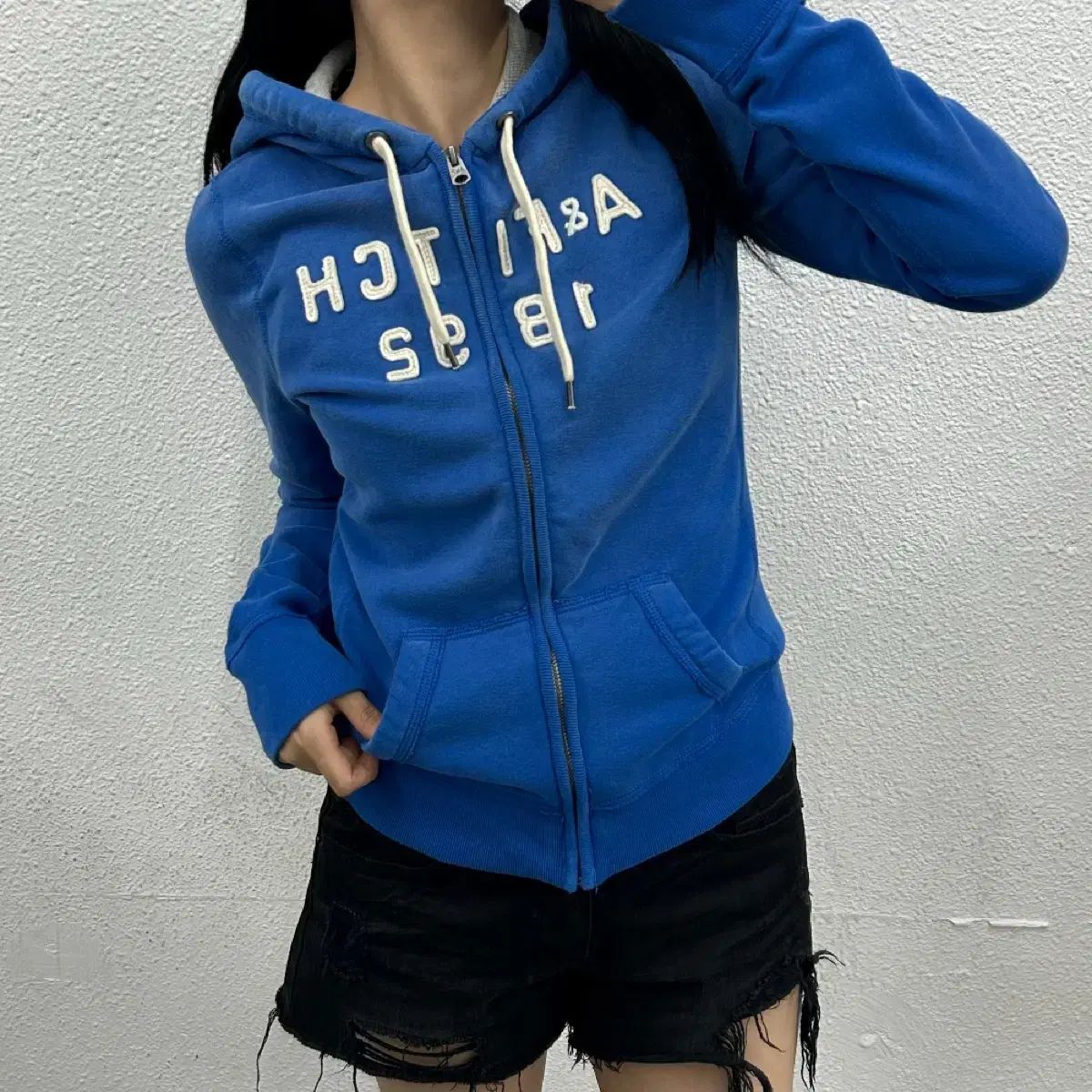 Abercrombie アバクロンビー センターロゴ スカイブルー ジップアップ M