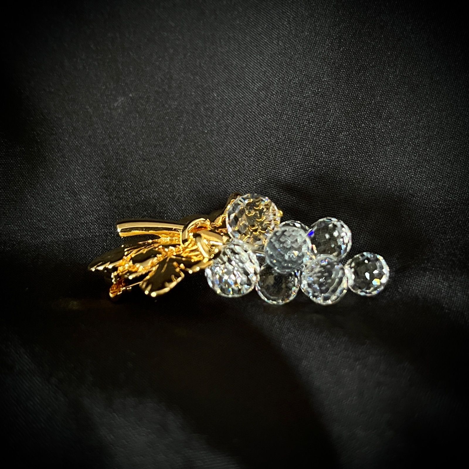 SWAROVSKI 葡萄ブローチfauxパール パヴェクリスタル エナメル 希少 SWAROVSKI スワロフスキー 葡萄 ぶどう ブローチ クリスタルメモリーズ
