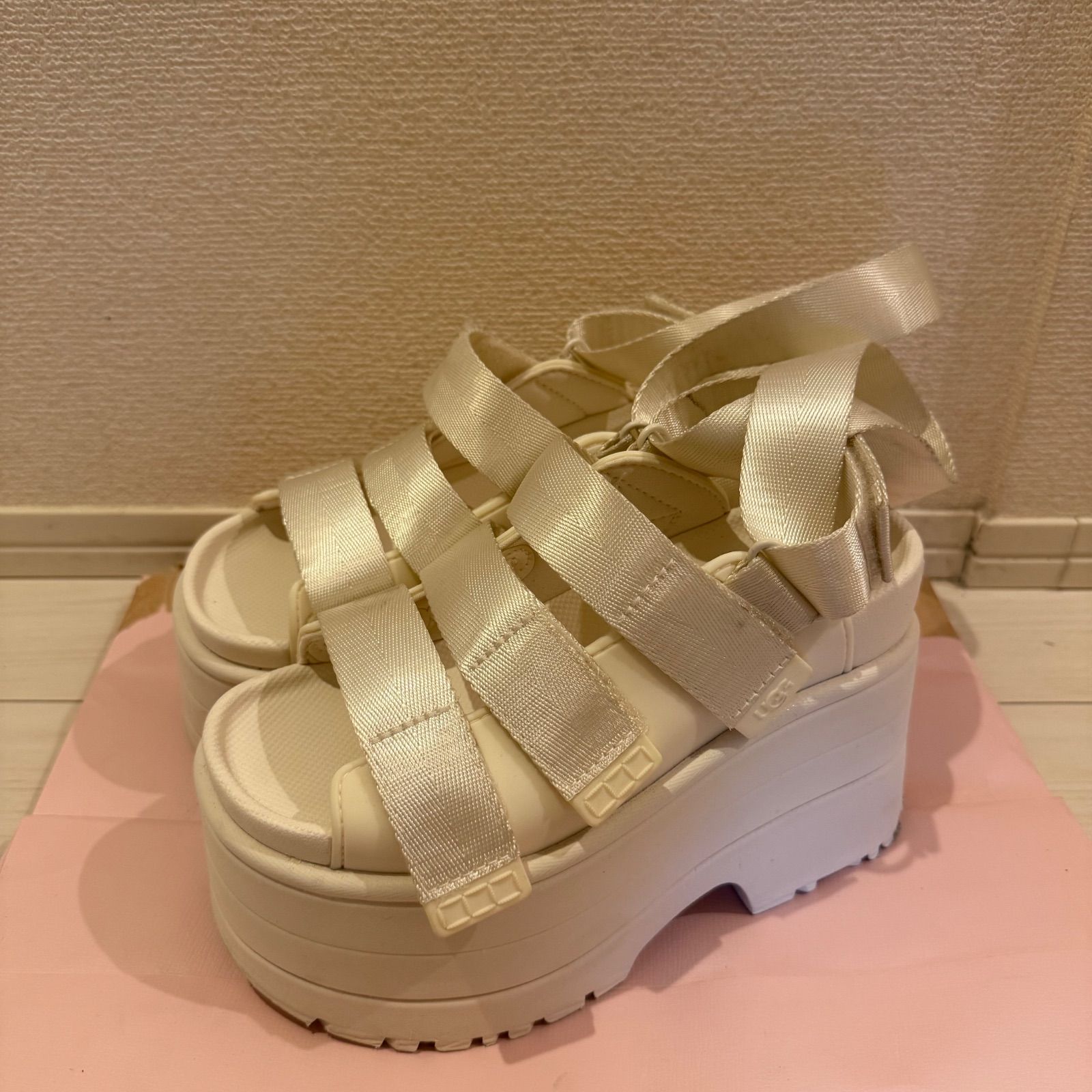 UGG GOLDENRISE アグ ゴールデンライズ サンダル 厚底 白 White