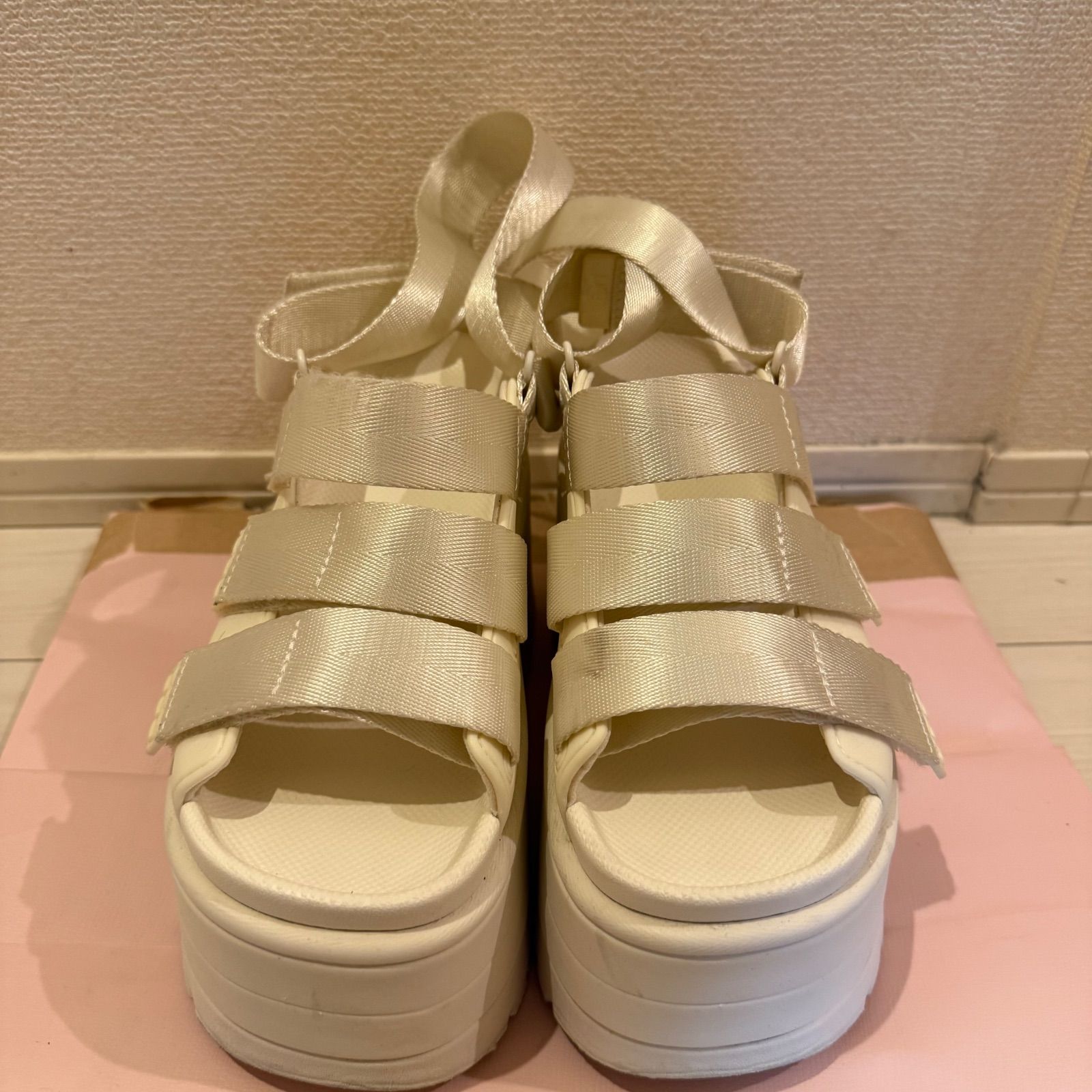 UGG GOLDENRISE アグ ゴールデンライズ サンダル 厚底 白 White