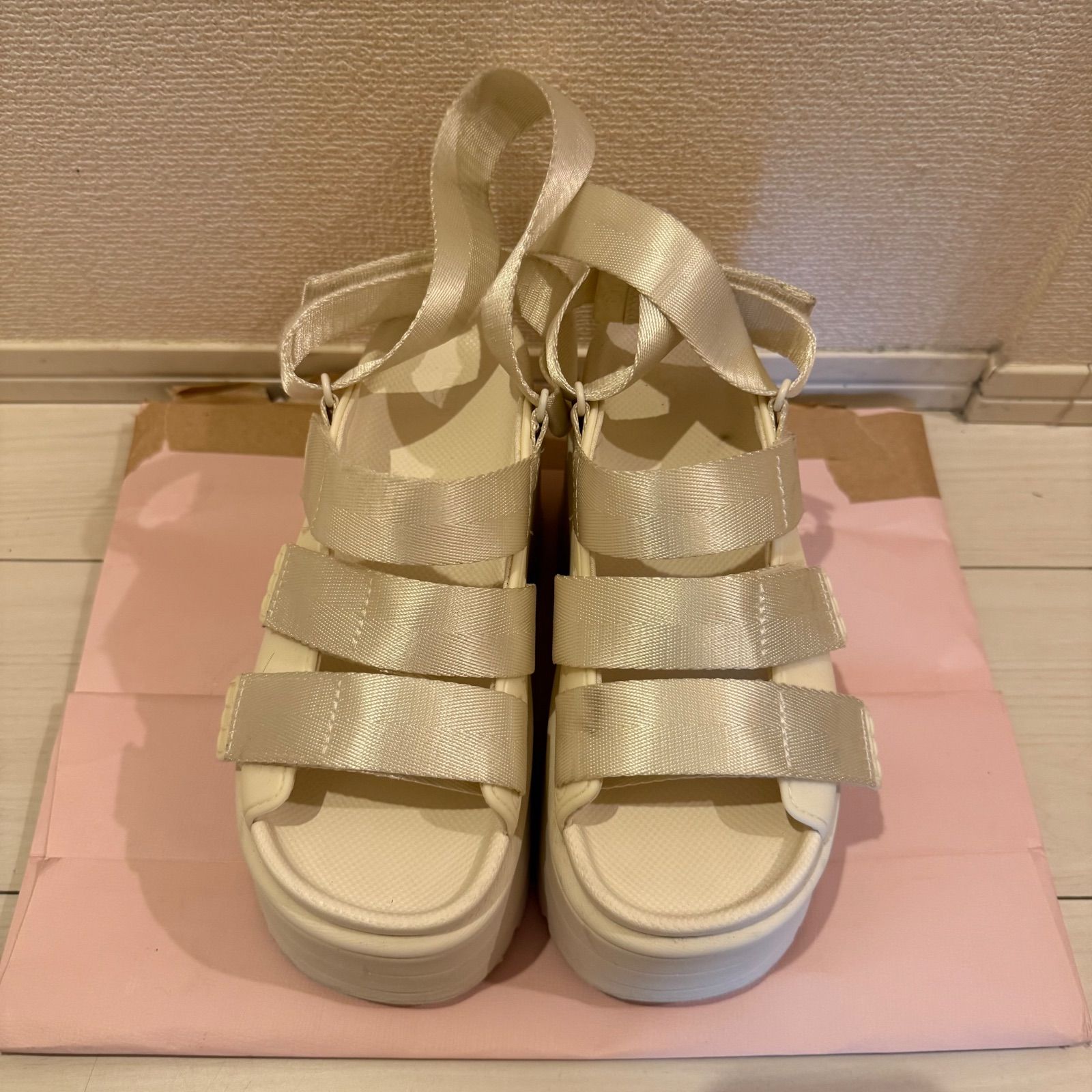 UGG GOLDENRISE アグ ゴールデンライズ サンダル 厚底 白 White
