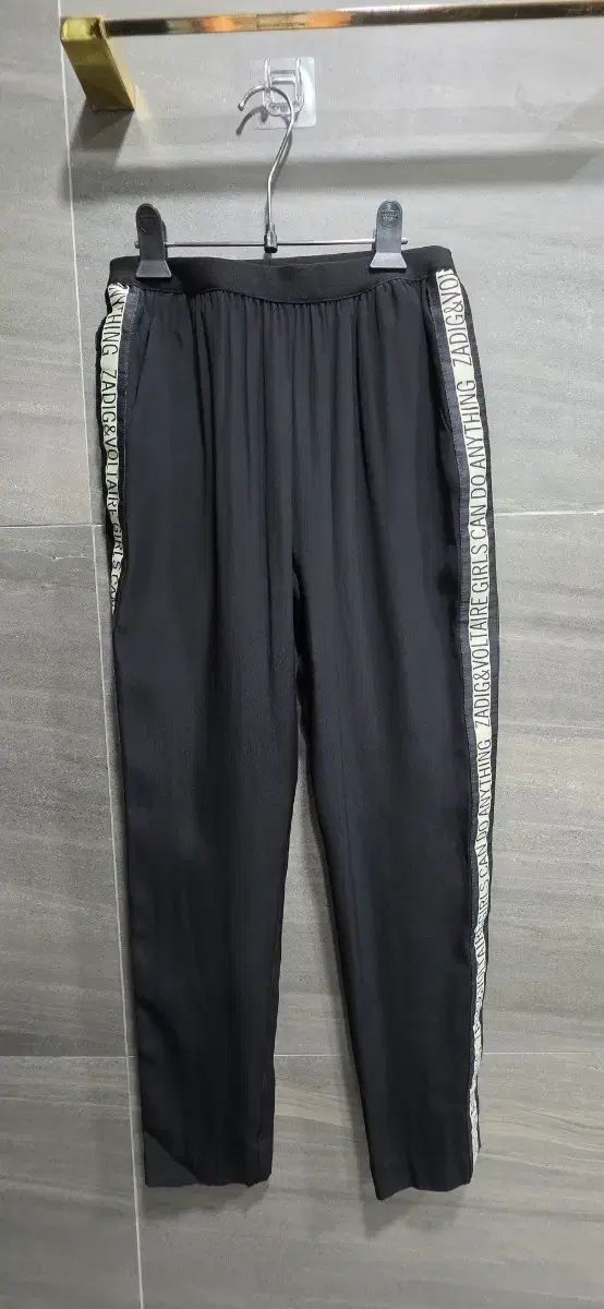 正規品) ZADIG&VOLTAIRE ザディグ・エ・ヴォルテール 36 밴딩 옆선 レタリングテープ パンツ