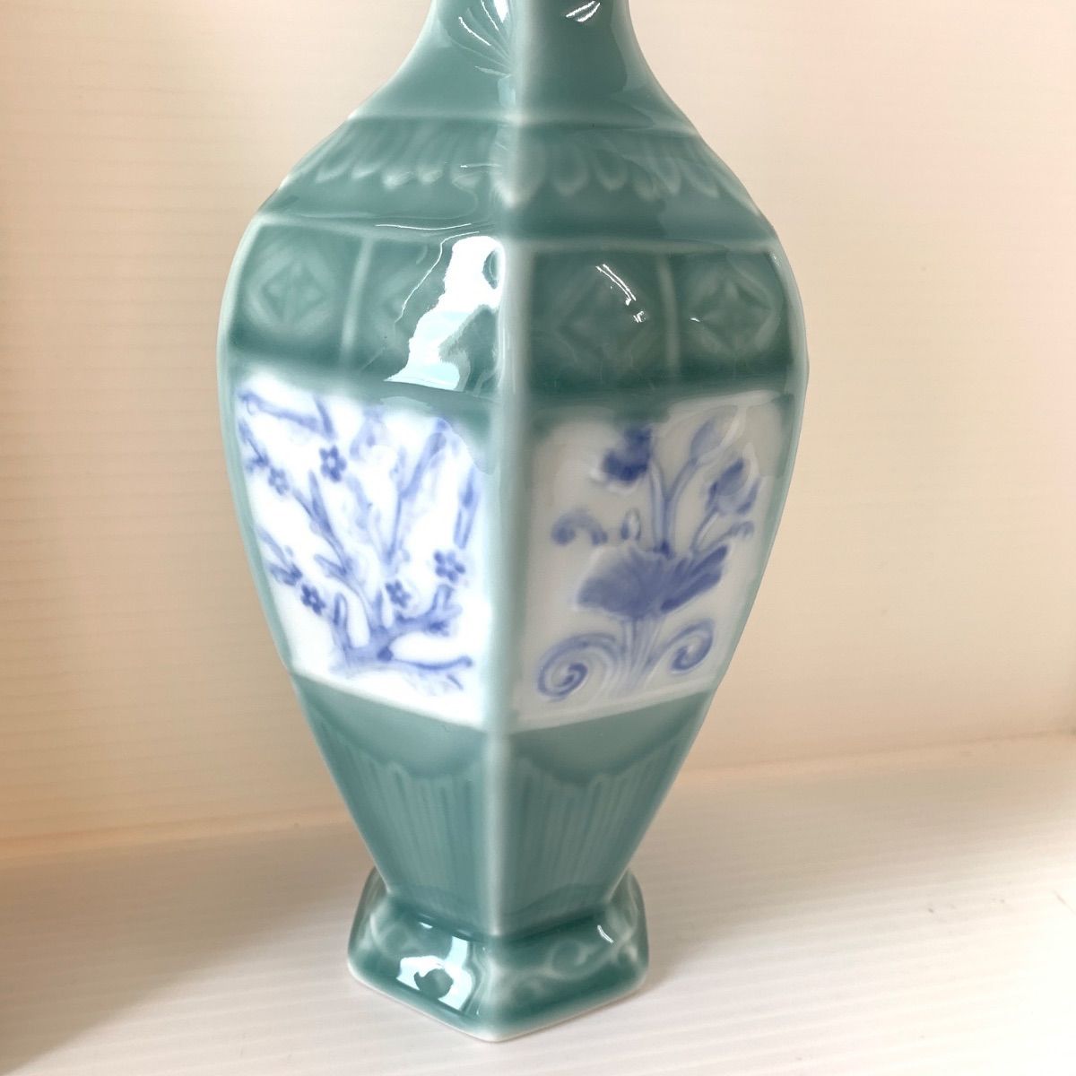 深川製磁 窓絵草花地紋 青磁面取花生 花瓶 共箱 高さ 22cm - メルカリ