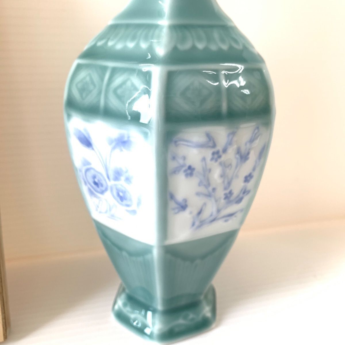 深川製磁 窓絵草花地紋 青磁面取花生 花瓶 共箱 高さ 22cm - メルカリ