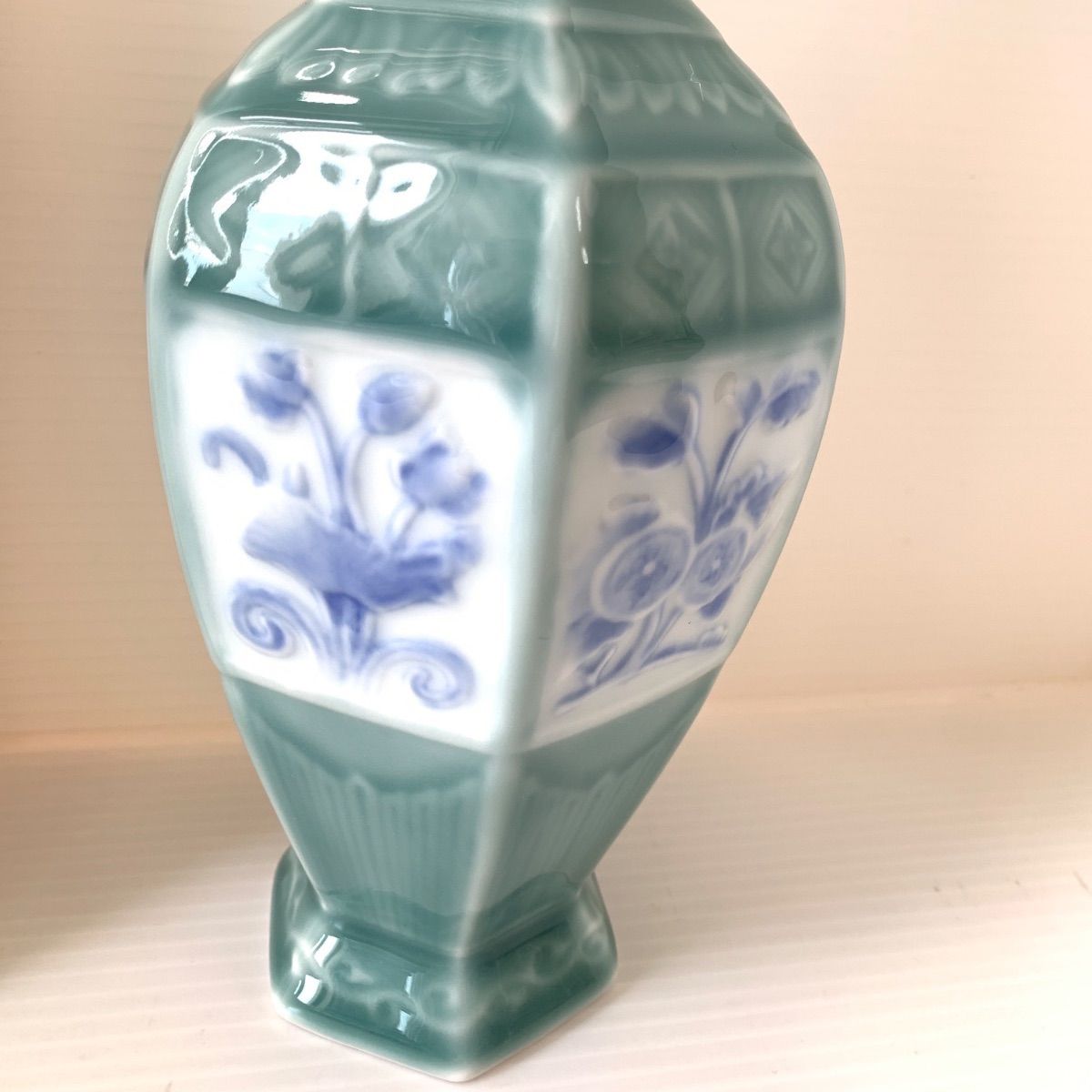 深川製磁 窓絵草花地紋 青磁面取花生 花瓶 共箱 高さ 22cm - メルカリ