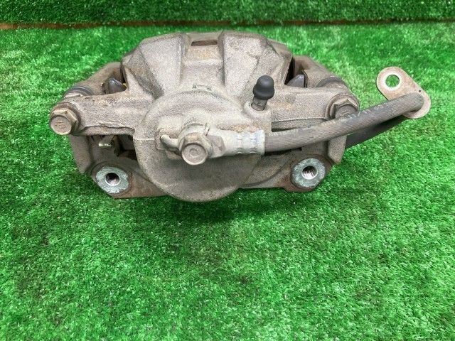 カムリ AVV50 右フロントキャリパー ハイブリッド レザーパッケージ 