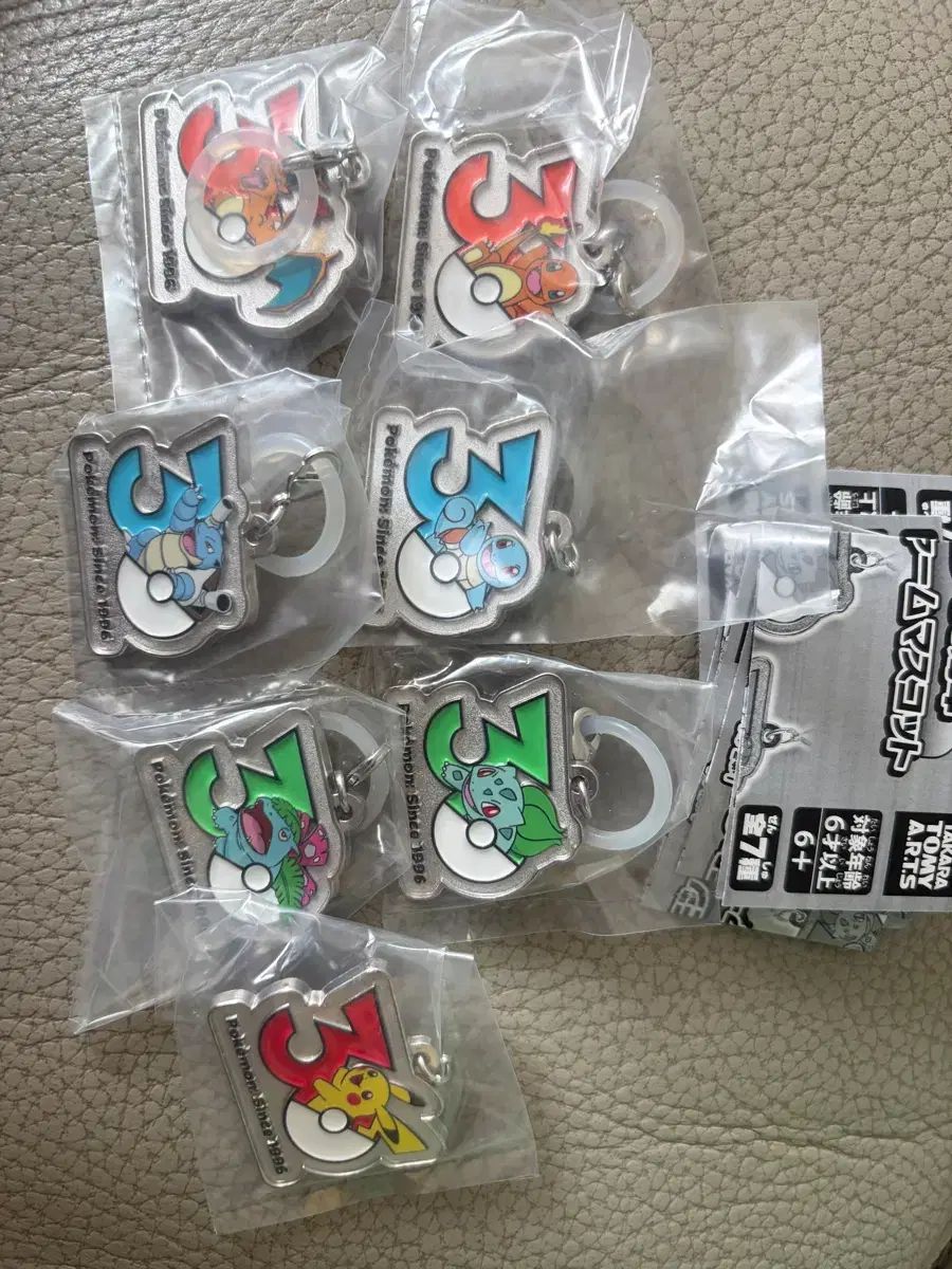 ポケモン 30周年 メタルキーホルダー 7種セット 1世代スターティング + ピカチュウ