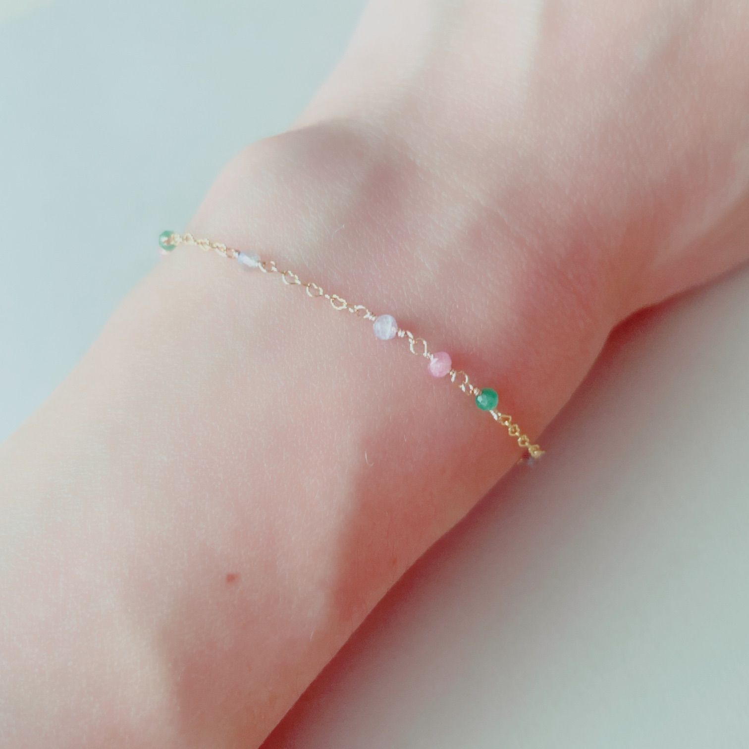小さな天然石×ハートチェーンの華奢ブレスレット アメジスト