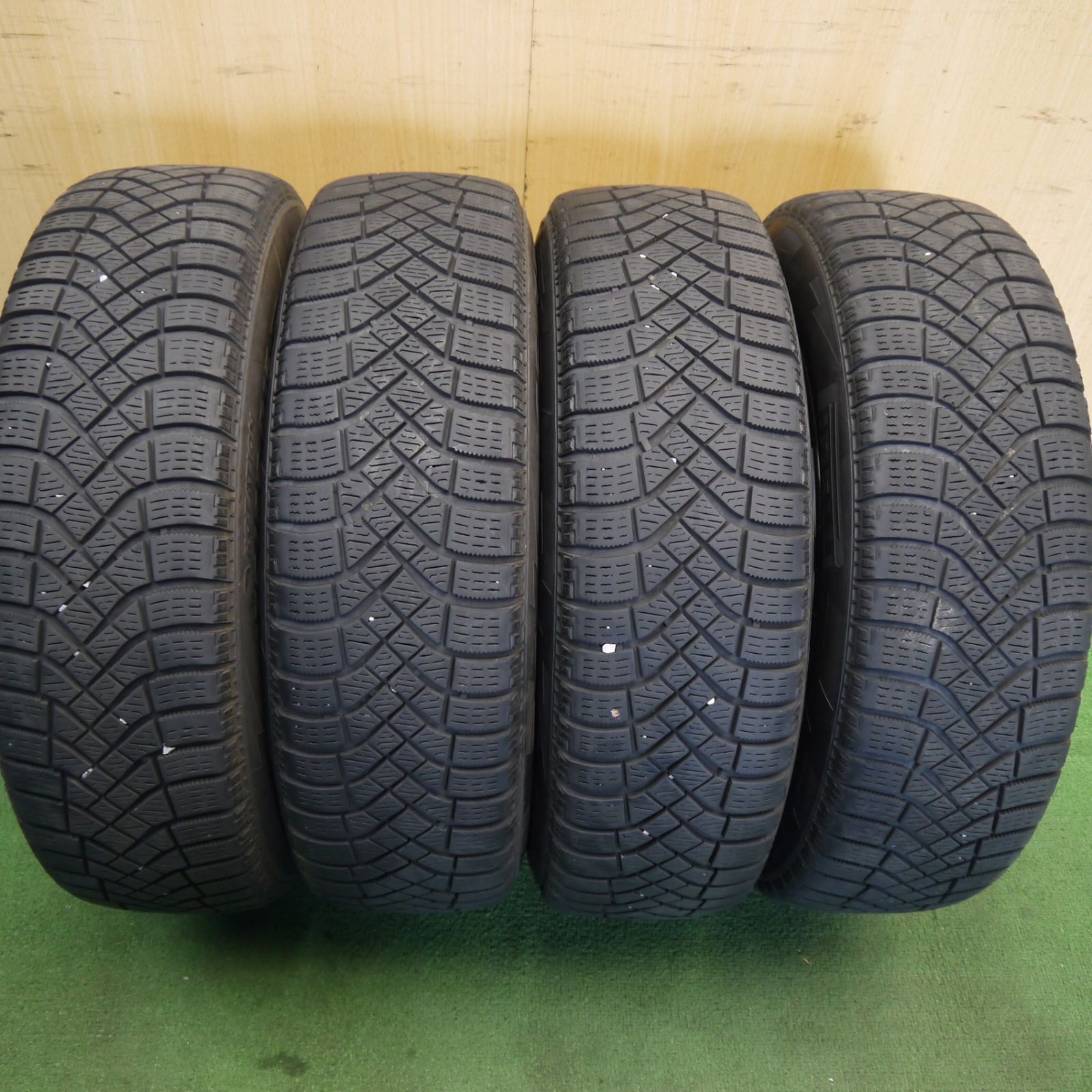 キレイ◎スタッドレス 175/65R15 ピレリ アイスゼロ FR SCHNEIDER
