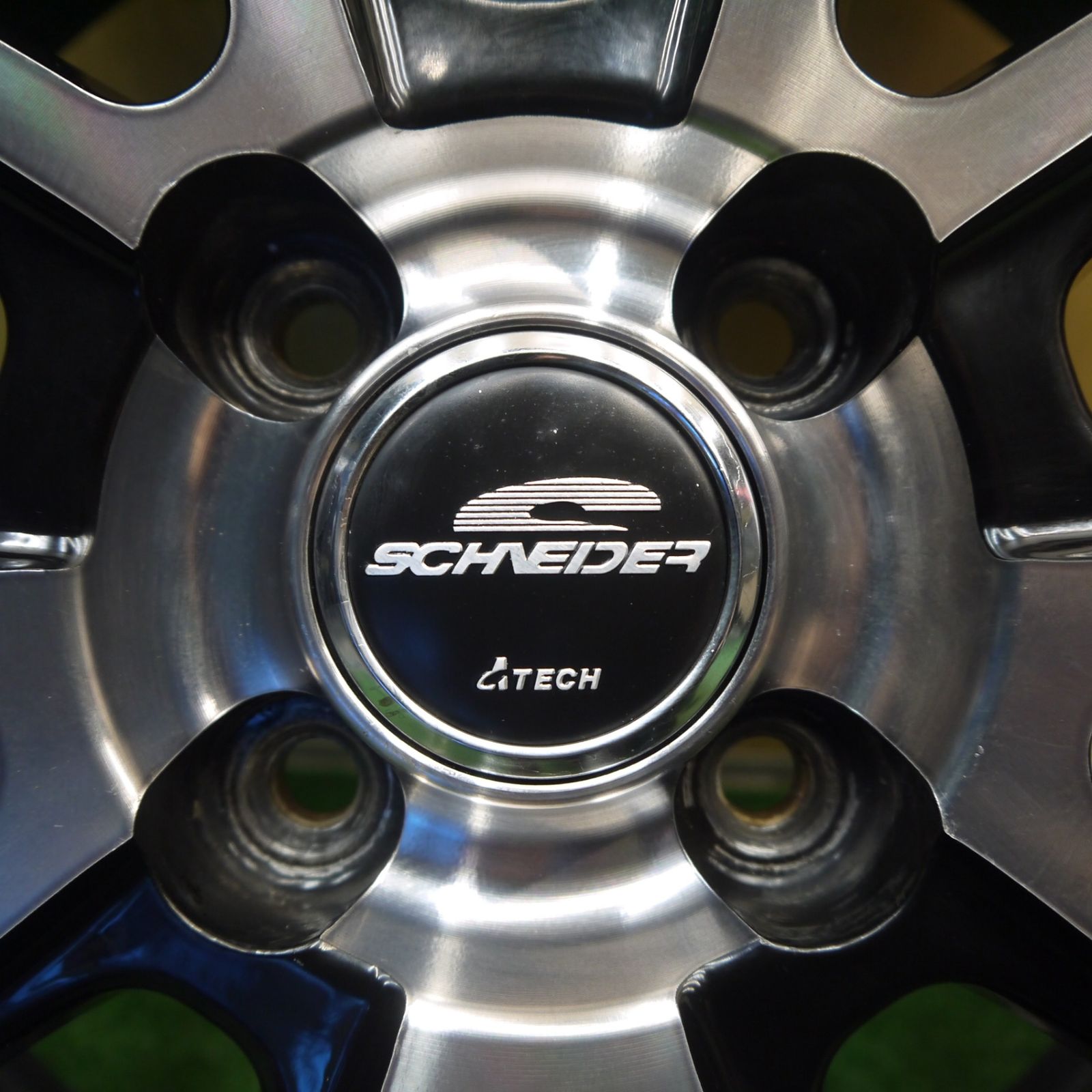 キレイ◎スタッドレス 175/65R15 ピレリ アイスゼロ FR SCHNEIDER 