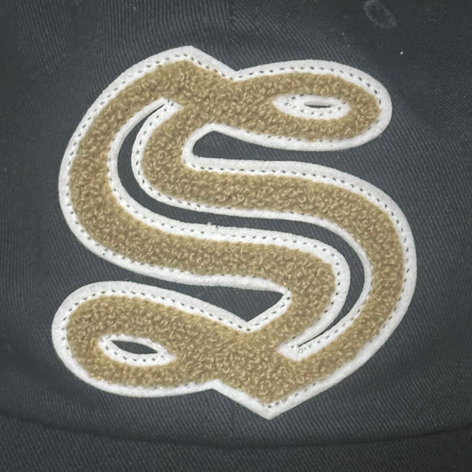未使用 STUSSY 25AW MD CHENILLE S CAP パイルワッペンキャップ 帽子 ステューシー 25F1311187 ブラック F （19144M） 未使用 STUSSY 25AW MD CHENILLE S CAP パイルワッペンキャップ 帽子