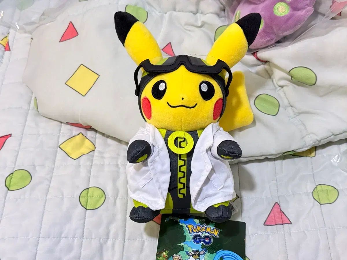 ポケモンセンター ポケットモンスター GO ウィロー博士助手 ピカチュウ 中型 ぬいぐるみ