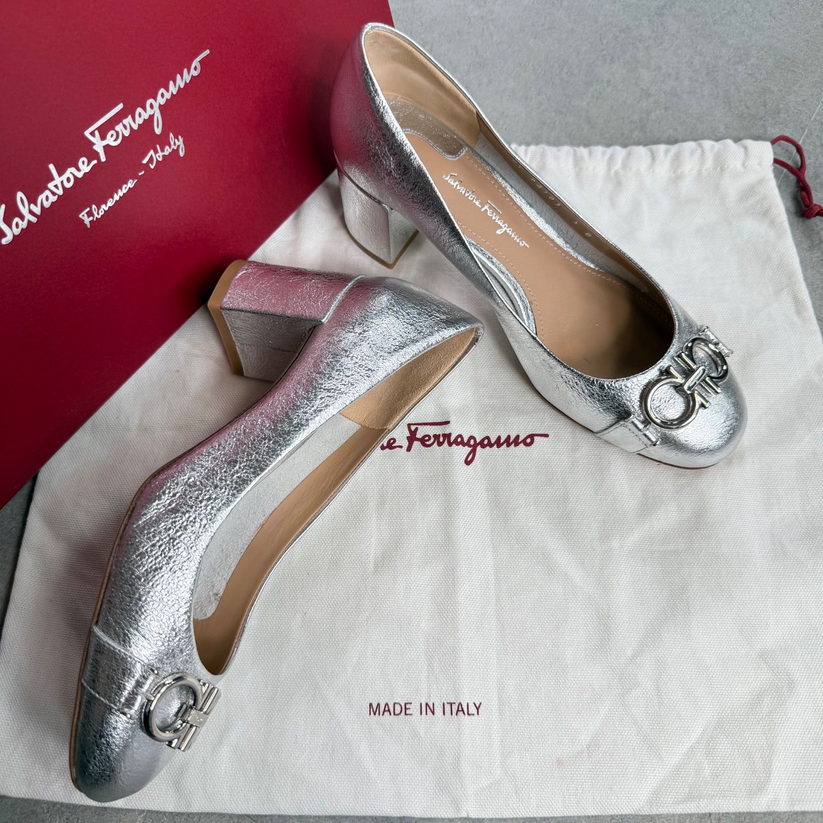 SalvatoreFerragamo サルヴァトーレフェラガモ GARDA ガンチーニ パンプス シルバー レザー 5D レディースシューズ 22.5cm