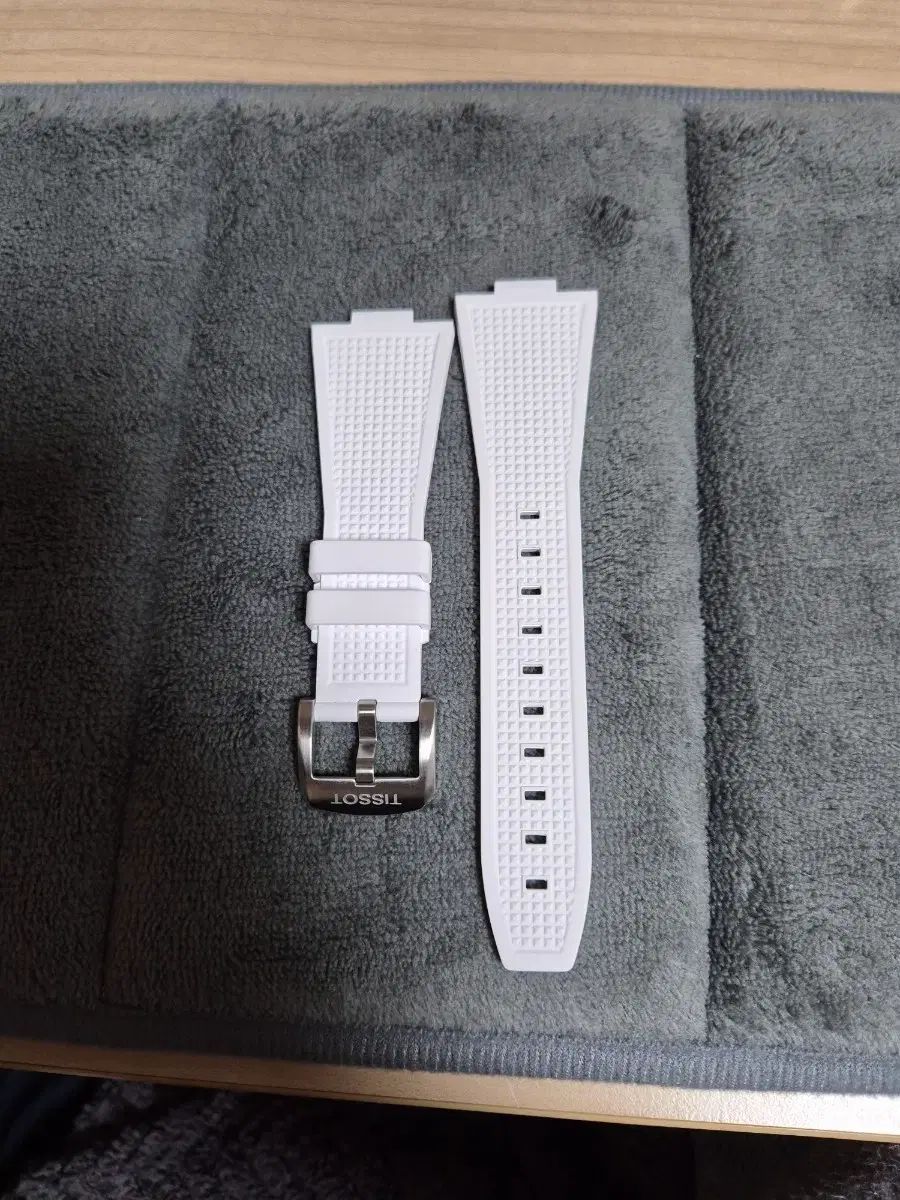 ティソ PRX 白 ストラップ (40mm 新品) 7,072円