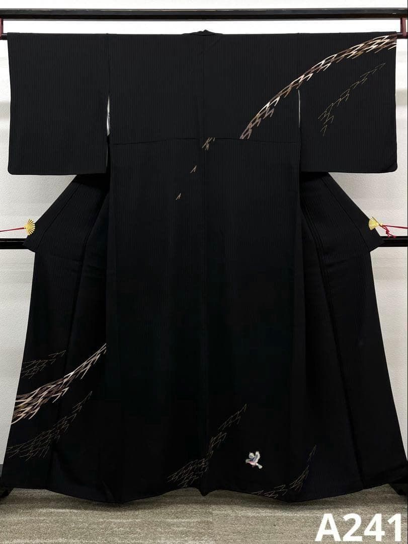 付け下げ 鳥 正絹 黒地 ガード加工済 A241 - メルカリ