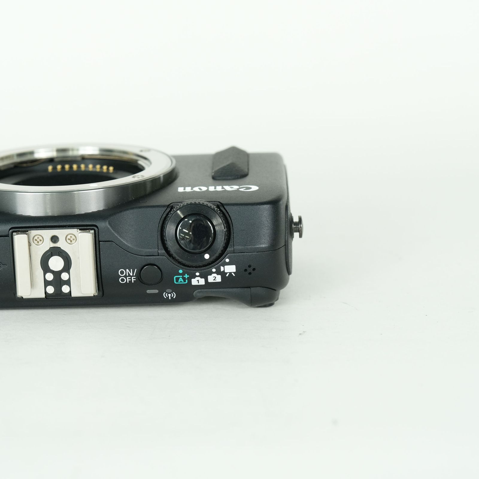 [美品 | フラッシュ付] Canon EOS M2 ボディ ブラック | ミラーレス一眼カメラ