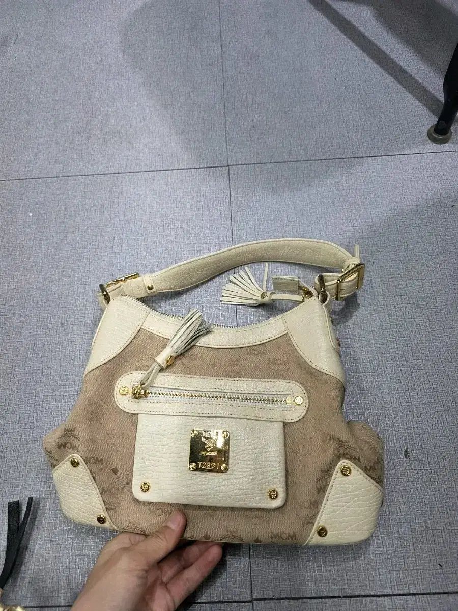 MCM ロゴ パータン ショルダーバッグ ベージュ