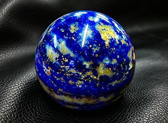 【新品】 天然石（原石） ★新入荷100％天然30Aラピスラズリ丸玉★超巨大台付き293ｇ★56ｍｍ 26100264