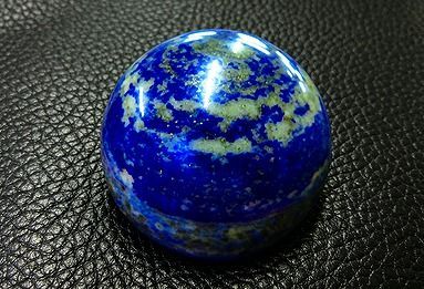 【新品】 天然石（原石） ★新入荷100％天然30Aラピスラズリ丸玉★超巨大台付き285ｇ★55ｍｍ 26100293