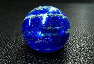 【新品】 天然石（原石） ★新入荷100％天然30Aラピスラズリ丸玉★超巨大台付き433ｇ★64ｍｍ 26100302