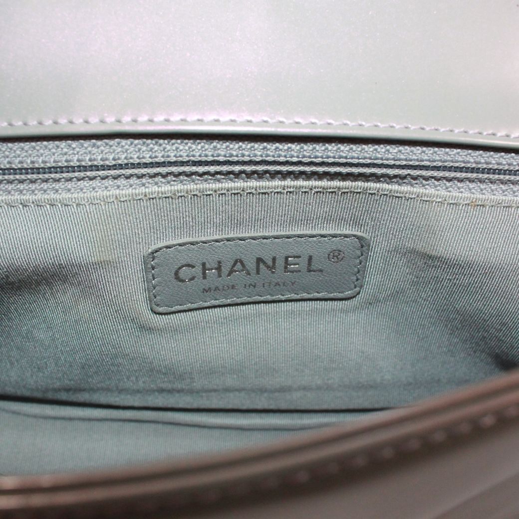 新着】CHANEL ボーイシャネル エナメルレザー グレー ショルダーバッグ