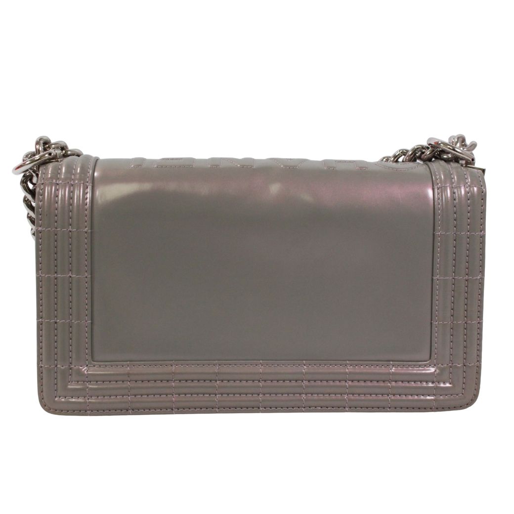 新着】CHANEL ボーイシャネル エナメルレザー グレー ショルダーバッグ