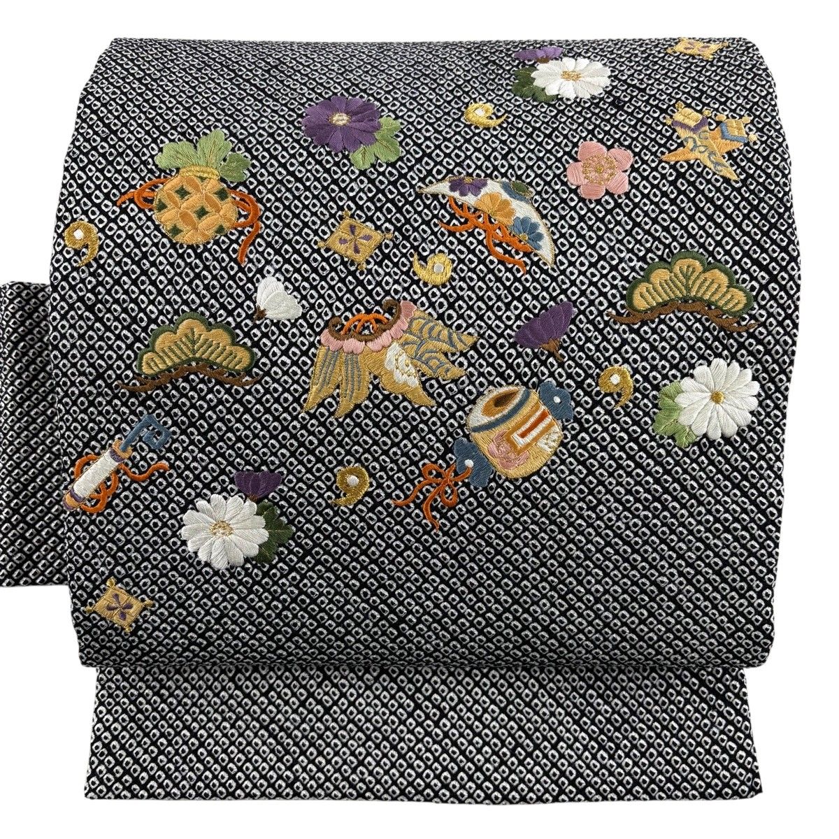 名古屋帯 秀品 宝尽くし 菊 刺繍 絞り 黒 正絹 【中古】