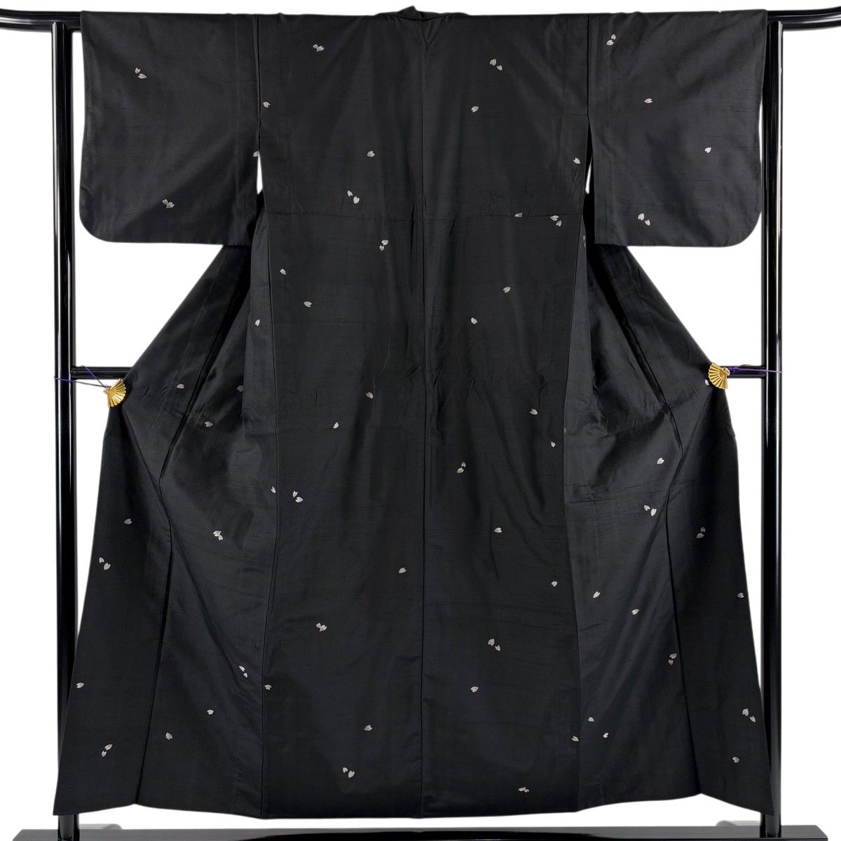 紬 身丈154.5cm 裄丈63cm S 単衣 花びら 黒 正絹 秀品 【中古】