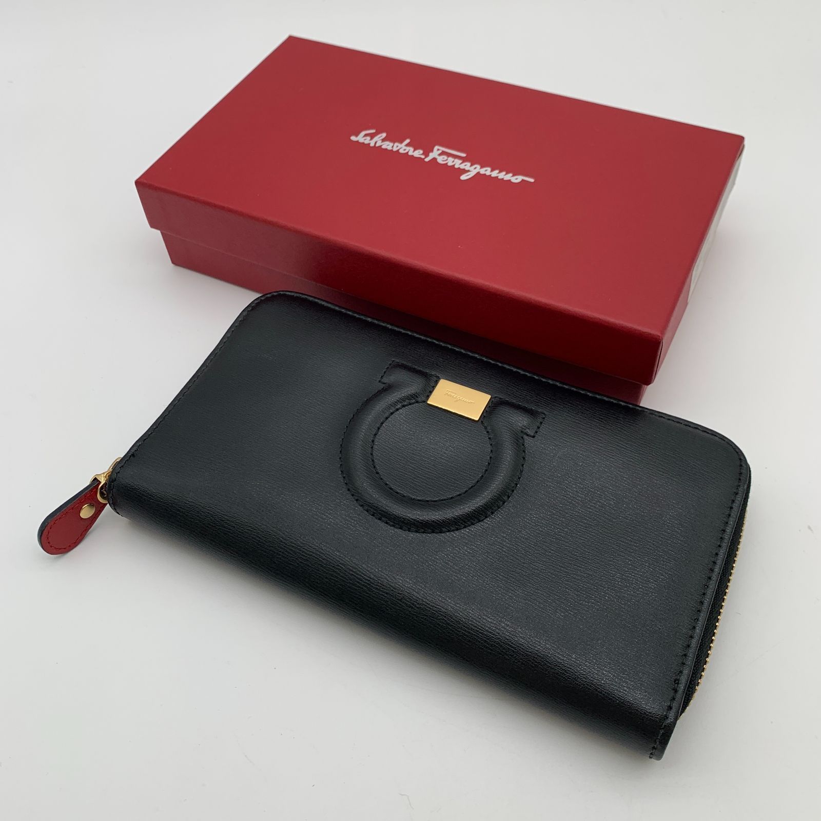 Ferragamo フェラガモ 長財布 ラウンドファスナー ラウンドジップ エンボスロゴ ガンチーニ ブラック 黒色 レザー 本革 箱付き