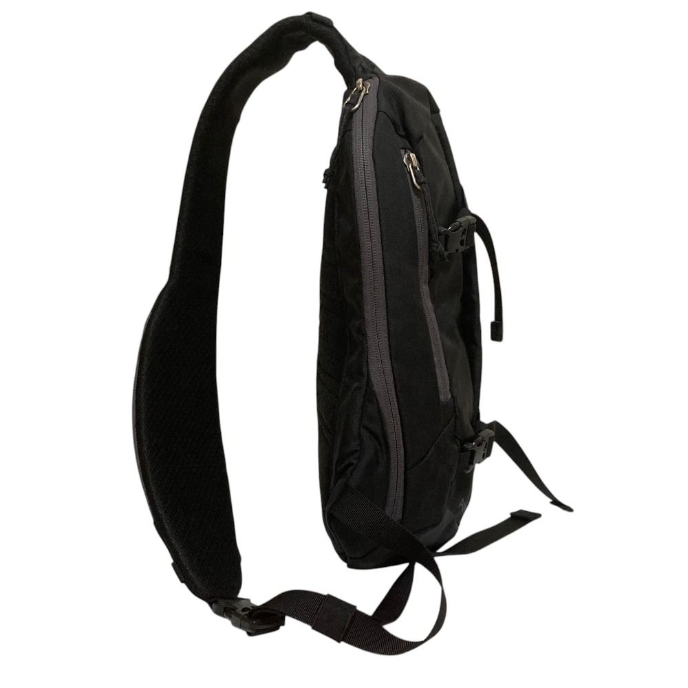 良品 patagonia パタゴニア アトム スリング 8L ボディバッグ