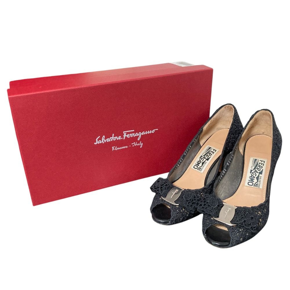 良品 Salvatore Ferragamo サルヴァトーレフェラガモ ヴァラリボン レース パンプス サイズ5.5C 約23cm ブラック レディース 古着 中古 USED