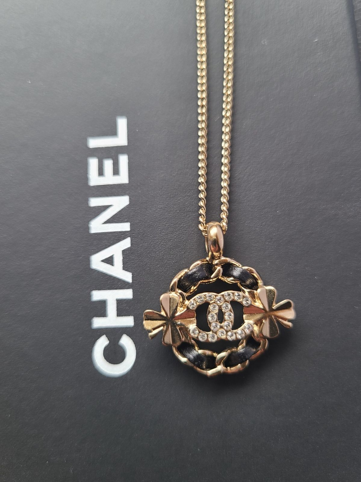 CHANEL【新品未使用品】AB4742 クローバーモチーフ CCマーク クリスタル ネックレス