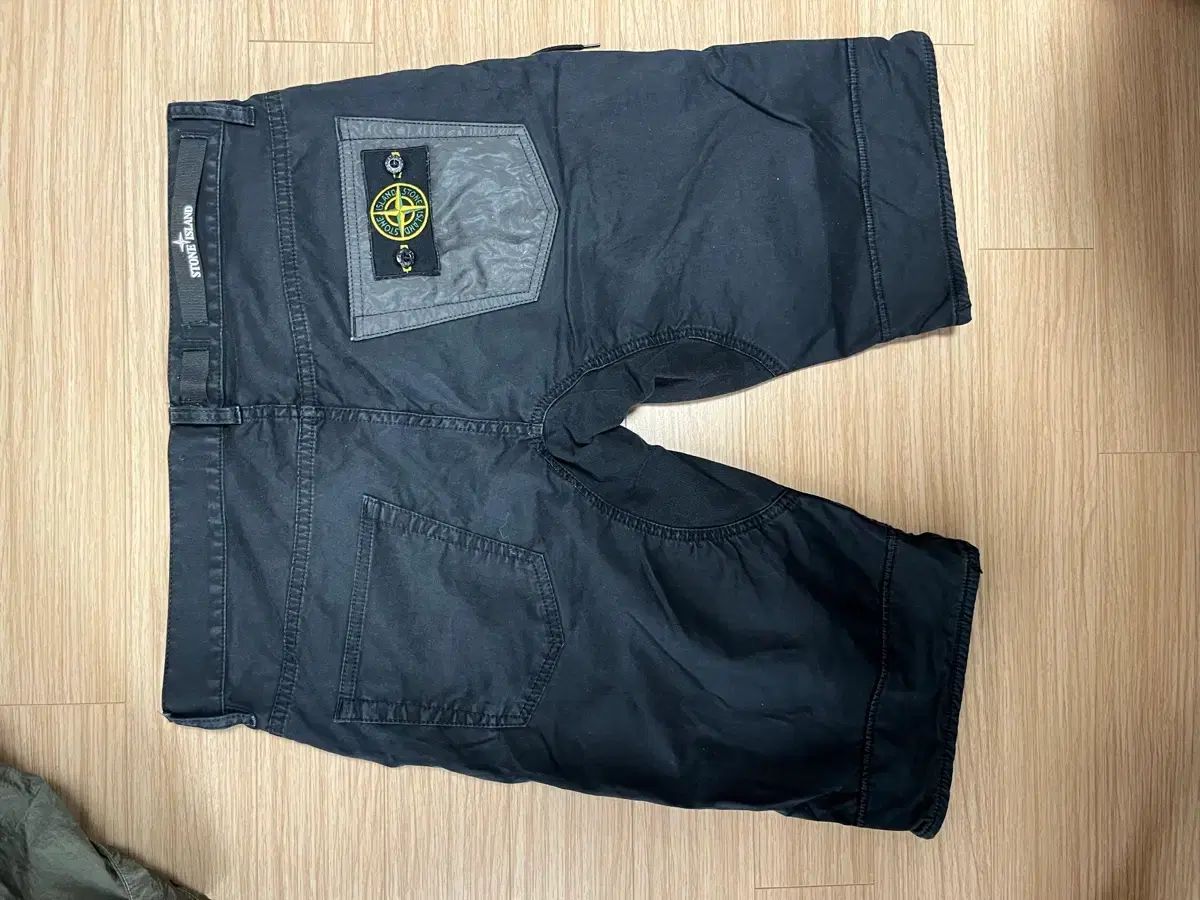 32 STONE ISLAND ストーンアイランド ハーフパンツ バッグワッペン サイクリング ショーツ パンツ