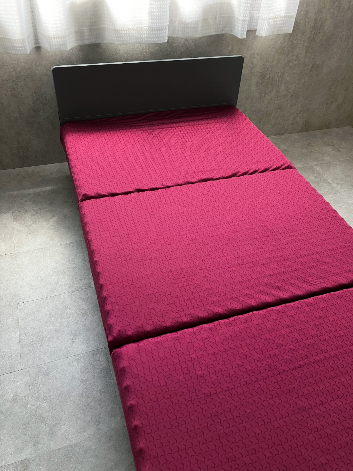 【新品】三つ折りマットレスシング 折りたたみ可能　厚み9㎝　97×200×9cm　ピンク