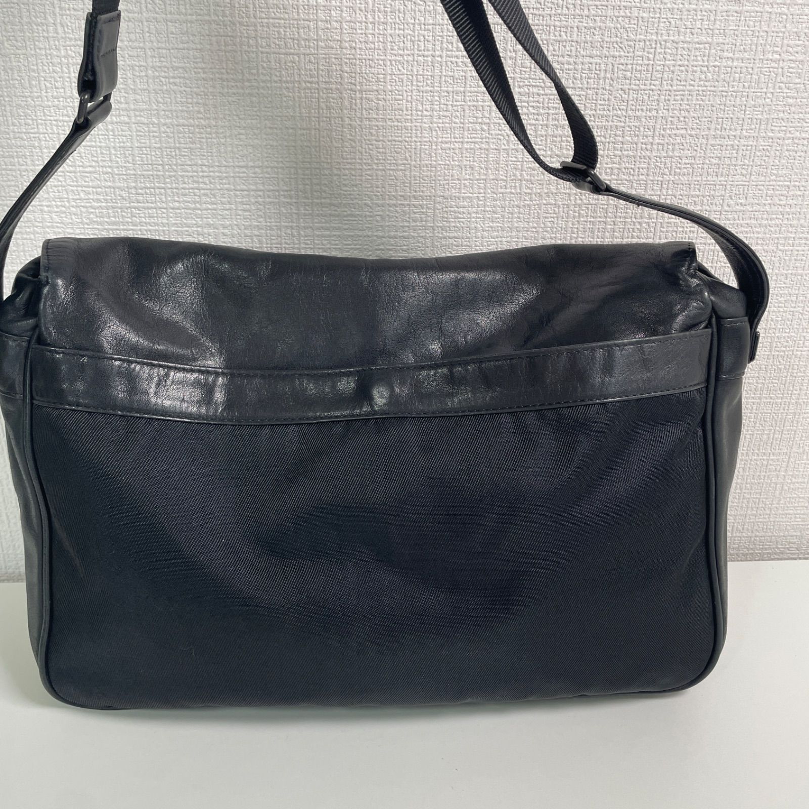 Issey Miyake ショルダーバッグ ブラック メッセンジャーバッグ ユニ