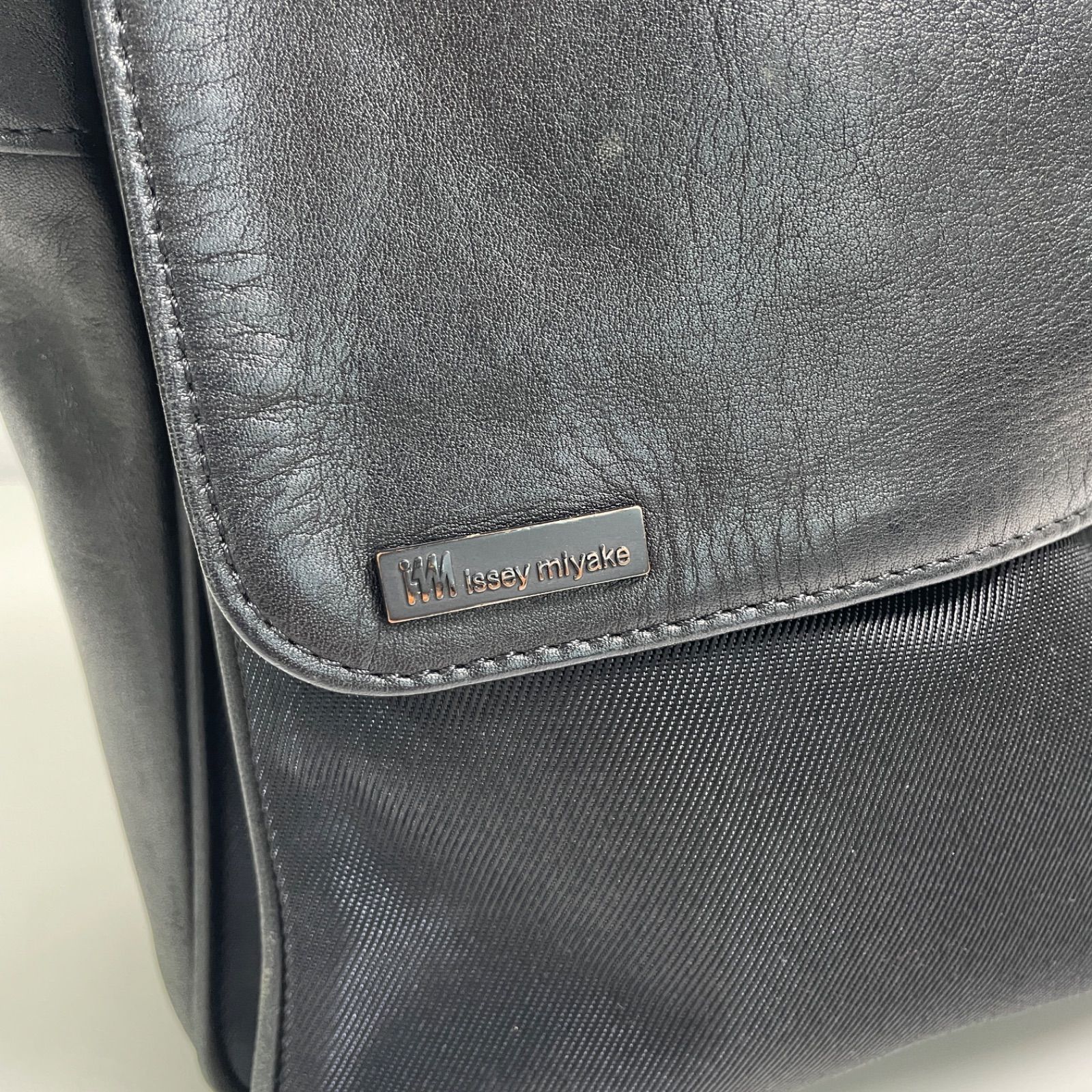 Issey Miyake ショルダーバッグ ブラック メッセンジャーバッグ ユニ