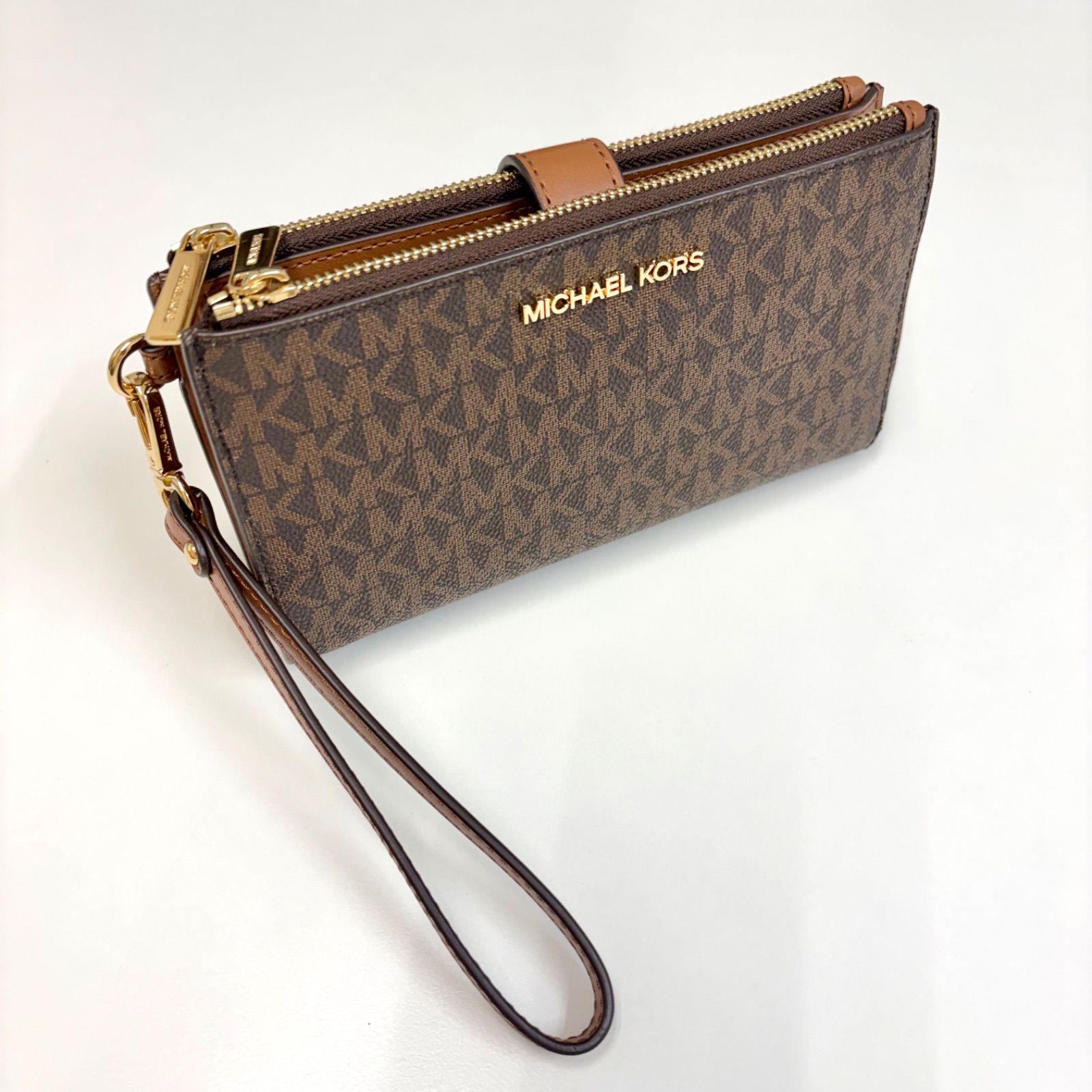 【未使用美品⭐️MICHAEL KORS マイケルコース】 長財布 ロングウォレット　 MKシグネチャー　 ブラウン系　 リストレットストラップ付き（取り外し可能）　 ワンオーナー未使用保管品 AYA0260630.5005AND