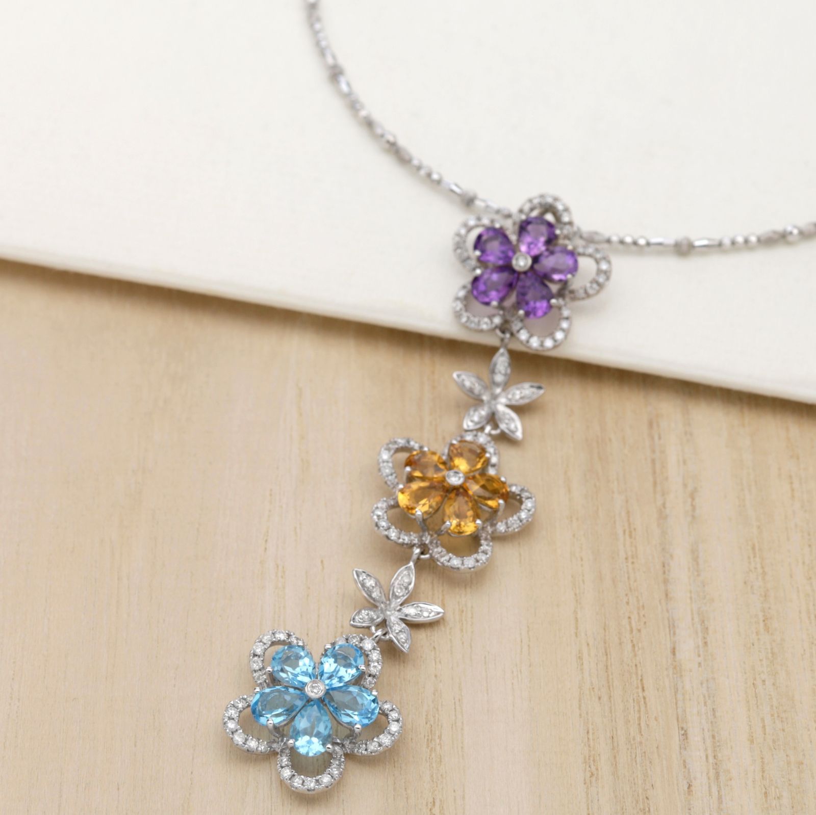 3つのお花が連なった華やかデザインネックレス K18WG