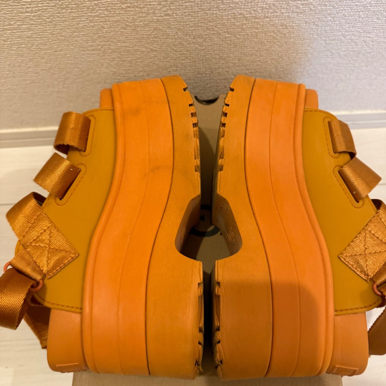 UGG GOLDENRISE アグ ゴールデンライズ サンダル 厚底 オレンジ