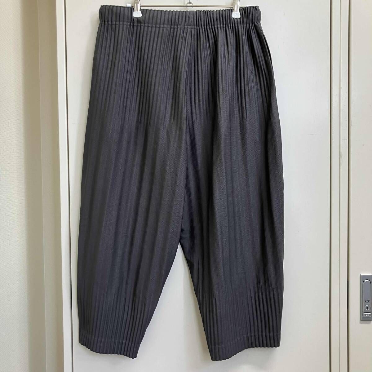 HOMME PLISSE ISSEY MIYAKE 消しプリーツクロップドパンツ グレー