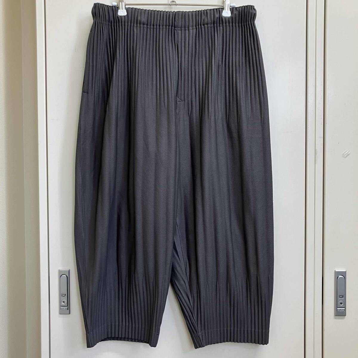 HOMME PLISSE ISSEY MIYAKE 消しプリーツクロップドパンツ グレー