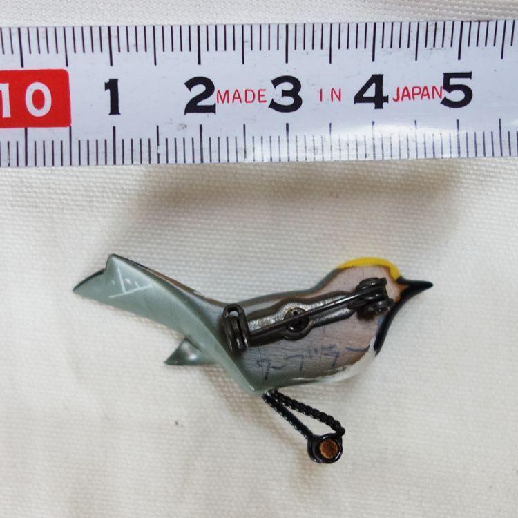 木彫りの野鳥ブローチ ワ―ブラー（アメリカムシクイ） ラブバード 工芸
