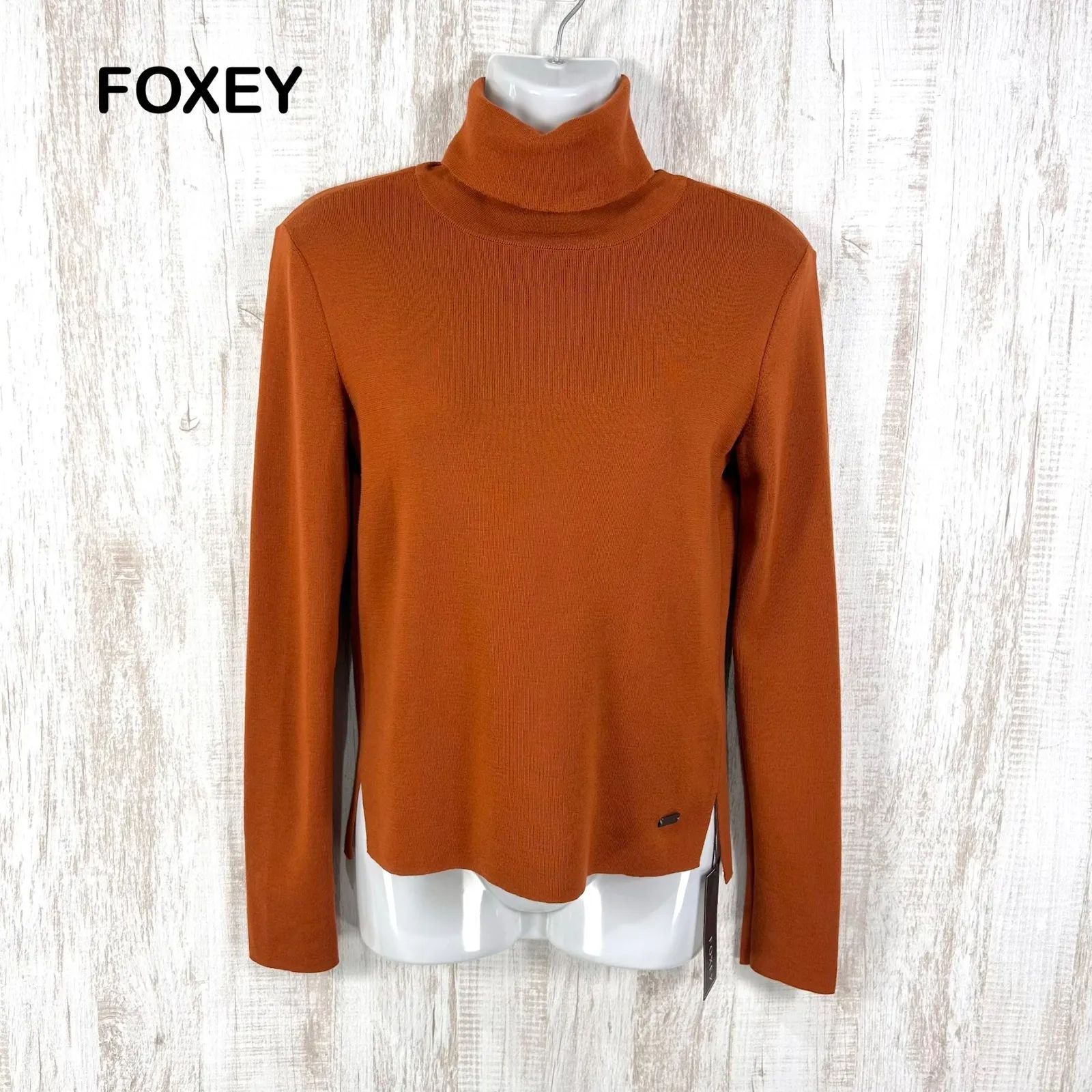 上品♡清楚 FOXEYフォクシー レッドオレンジ リブニット半袖 ロゴプレート付 新品未使用 美品 FOXEY フォクシー ロゴプレート タートルネック