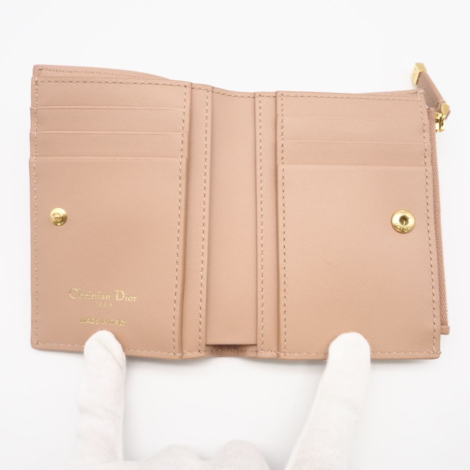 ★3日以内返品可★ 美品 Dior ディオール カーフスキン Dior Caro Dahlia ウォレット S5173UWHC 二つ折り財布 ピンクベージュ カーフレザー レディース ★3日以内返品可★ 美品 Dior ディオール カーフスキン Dior Caro Dahlia ウォレット S5173UWHC 二つ折り財布 ピンクベージュ カーフレザー レディース