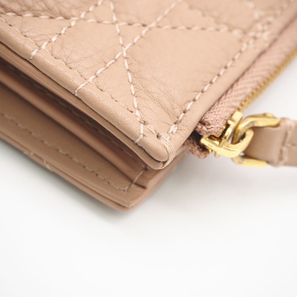 ★3日以内返品可★ 美品 Dior ディオール カーフスキン Dior Caro Dahlia ウォレット S5173UWHC 二つ折り財布 ピンクベージュ カーフレザー レディース ★3日以内返品可★ 美品 Dior ディオール カーフスキン Dior Caro Dahlia ウォレット S5173UWHC 二つ折り財布 ピンクベージュ カーフレザー レディース