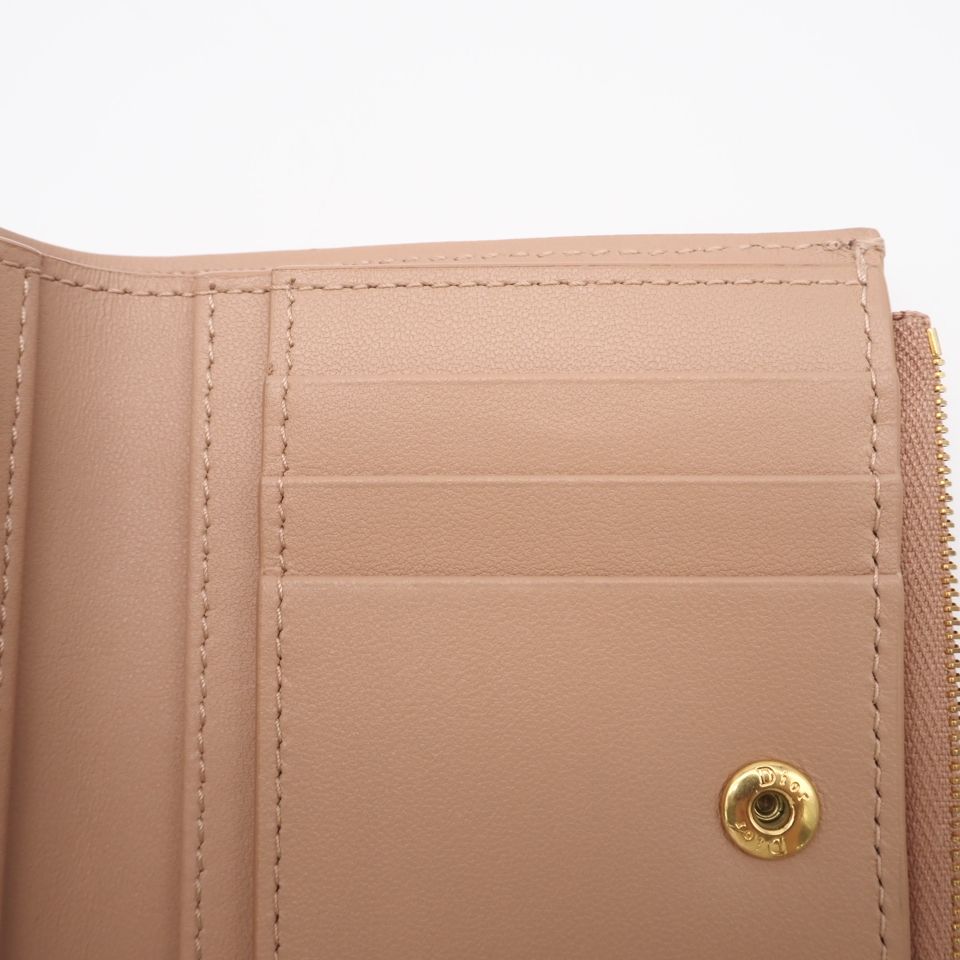 ★3日以内返品可★ 美品 Dior ディオール カーフスキン Dior Caro Dahlia ウォレット S5173UWHC 二つ折り財布 ピンクベージュ カーフレザー レディース ★3日以内返品可★ 美品 Dior ディオール カーフスキン Dior Caro Dahlia ウォレット S5173UWHC 二つ折り財布 ピンクベージュ カーフレザー レディース