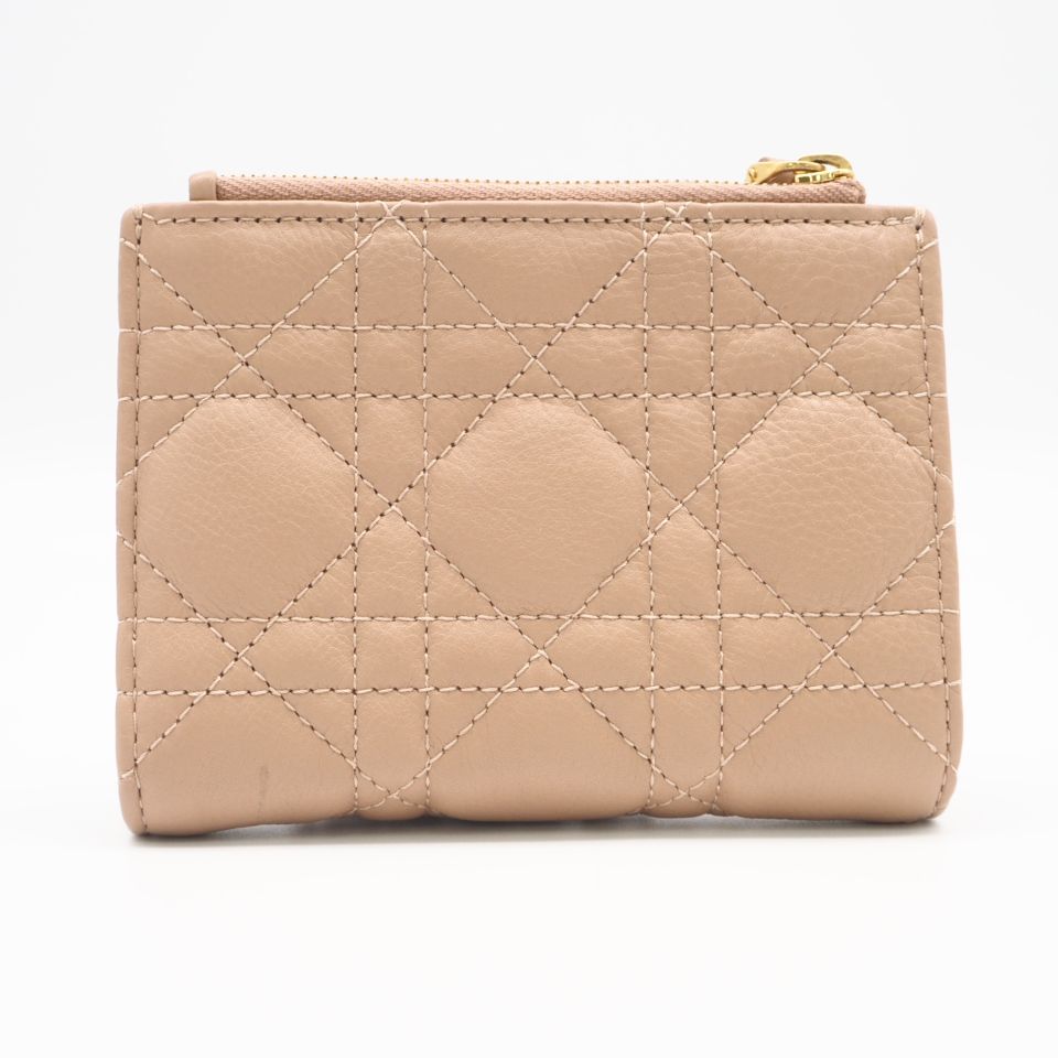 ★3日以内返品可★ 美品 Dior ディオール カーフスキン Dior Caro Dahlia ウォレット S5173UWHC 二つ折り財布 ピンクベージュ カーフレザー レディース ★3日以内返品可★ 美品 Dior ディオール カーフスキン Dior Caro Dahlia ウォレット S5173UWHC 二つ折り財布 ピンクベージュ カーフレザー レディース