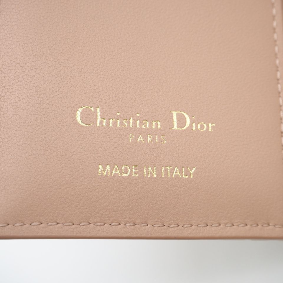 ★3日以内返品可★ 美品 Dior ディオール カーフスキン Dior Caro Dahlia ウォレット S5173UWHC 二つ折り財布 ピンクベージュ カーフレザー レディース ★3日以内返品可★ 美品 Dior ディオール カーフスキン Dior Caro Dahlia ウォレット S5173UWHC 二つ折り財布 ピンクベージュ カーフレザー レディース